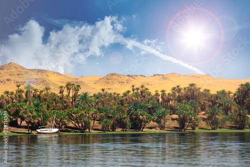 Gestrandetes Schiff auf dem Nil in Ägypten
