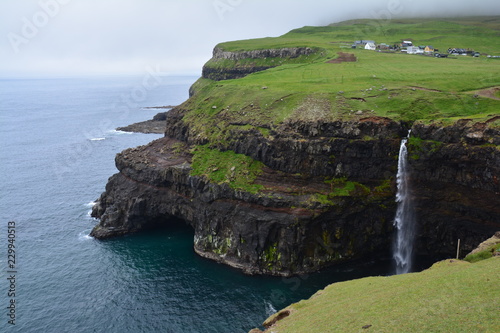 Village et Cascade Gasadalur Vagar îles Féroé - Faroe Island