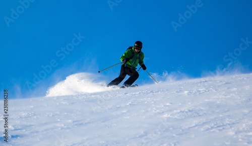 Skifahren Saalbach Hinterglemm Schwung Schnee Sonne