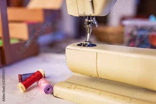 Filo, ago e macchina da cucire per sarti e moda colorata e moderna