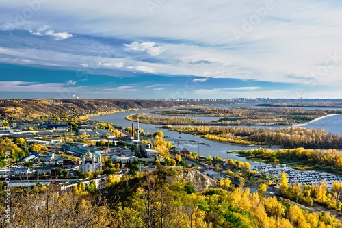 вид на реку Волга с горы Тип-Тяв, около города Самара, Россия, осень, пейзаж мест с умеренным континентальным климатом. 