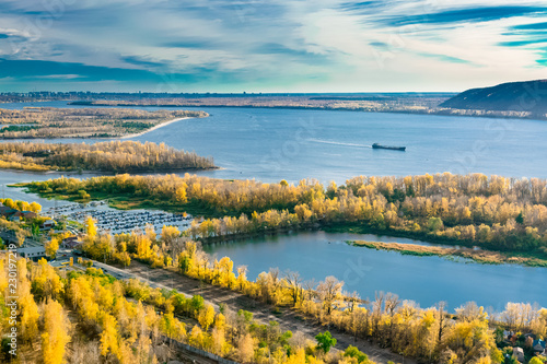 вид на реку Волга с горы Тип-Тяв, около города Самара, Россия, осень, пейзаж мест с умеренным континентальным климатом. 