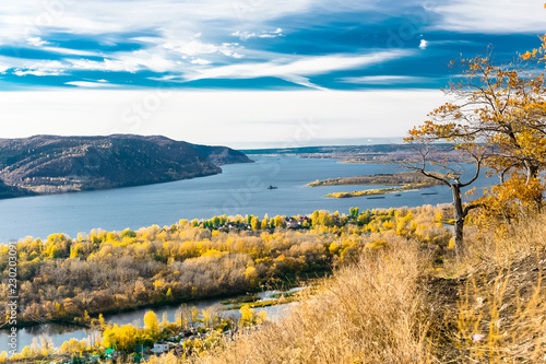 вид на реку Волга с горы Тип-Тяв, около города Самара, Россия, осень, пейзаж мест с умеренным континентальным климатом.
