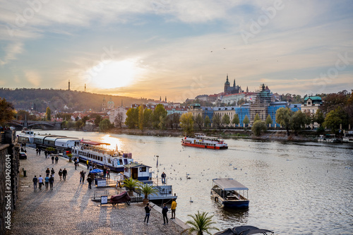 Vue sur la Vltava et Prague au soleil couchant
