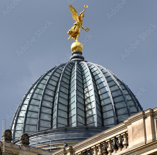 Gefaltete Glaskuppe ("Zitronenpresse") der Kunstakademie mit der goldenen Fama-Figur vor strahlend blauem Himmel