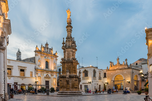 Nardò - Piazza Salandra mit Virgin-Säule; Apulien