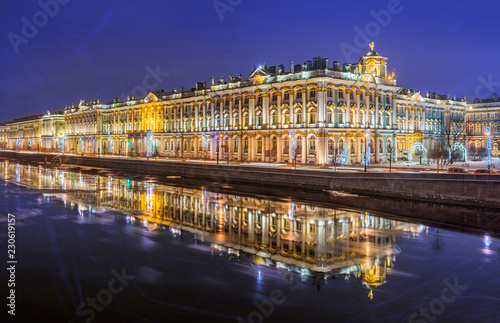 Зимний дворец с отражением в Неве Winter Palace and its reflection in the Neva