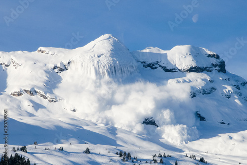 Grosse avalanche en montagne dans les Alpes à Flaine