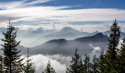 Gipfel der Allgäuer Alpen ragen aus dem Nebel