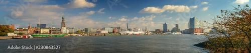 Hamburg Panorama mit Blick auf den Hafen und Elbphilharmonie