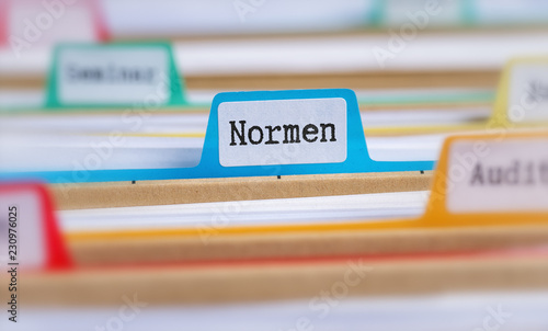 Akten mit der Beschriftung Normen