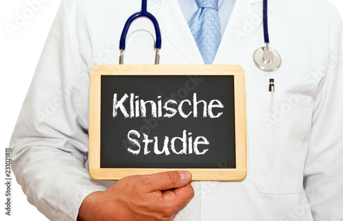 Klinische Studie, Arzneimittel Prüfung, Arzt oder Doktor mit Kreidetafel Stethoskop und Arztkittel auf weißem Hintergrund