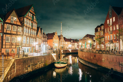 Hafen der Altstadt der Hansestadt Stade bei Nacht