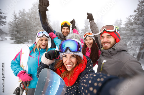 Przyjaciele z rękami na nartach