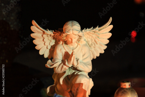 Piękna figurka anioła na grobie w nocy.