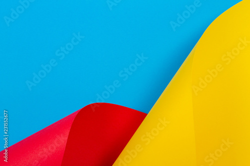 Kolorowe tło. Żółty, czerwony, niebieski kolor papieru w geometryczne kształty