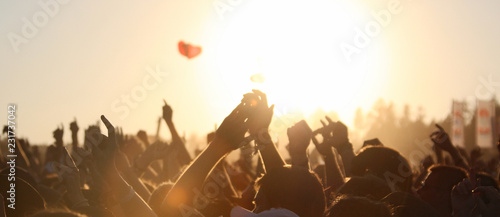 menschen im sonnenuntergang auf einem open air festival