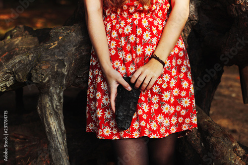 Dziewczyna w czerwonej sukience w lesie