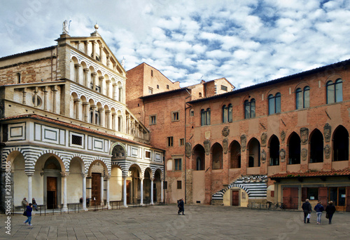 Pistoia, Toscana, Italia, scorcio di Piazza del Duomo, centro della città, con la facciata della chiesa del Duomo, in tipico stile toscano e il gotico palazzo dei Vescovi