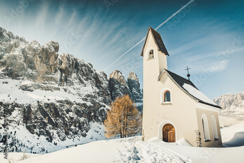 chiesetta di montagna a passo gardena