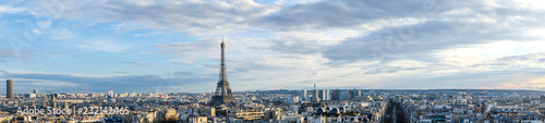 Widok w kierunku Wieży Eiffla w Paryżu