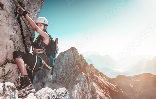 Młoda kobieta, wspinaczka w Alpach