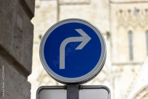 panneau de signalisation : obligation de tourner 