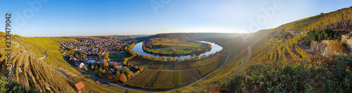 Panoramablick vom Aussichtspunkt Käsberg Kanzel bei Mundelsheim auf den Neckar im Herbst