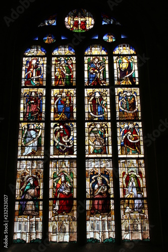 Vitrail dans l'église Saint-Nicolas de Beaumont-le-Roger : le crédo apostolique (baie 16)