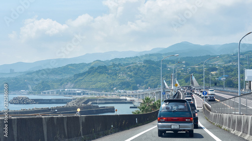 夏休み旅行で渋滞を起こす真鶴道路