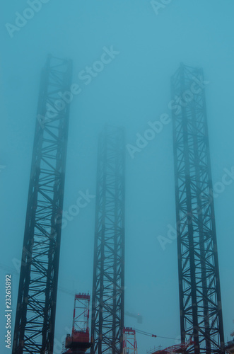 Platforma wiertnicza we mgle. 