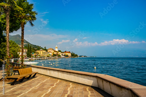 Vista lungo Garda lago presso Gardone Riviera in provincia di Brescia. 10 Settembre 2018 Gardone Riviera, Lombardia - Italia