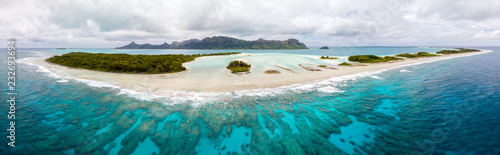 Widok z lotu ptaka na wyspę Raivavae z plażami, rafą koralową i motu w lazurowej turkusowej lagunie. Wyspy Tubuai (Austral), Polinezja Francuska, Oceania