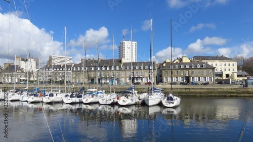 Voiliers dans le port de plaisance de Lorient, en Bretagne (France)