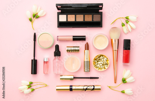 Profesjonalne kosmetyki dekoracyjne, narzędzia do makijażu i akcesoria na różowym tle. Pojęcie piękna, mody i zakupów. skład płasko świeckich, widok z góry. Makieta blogu piękności