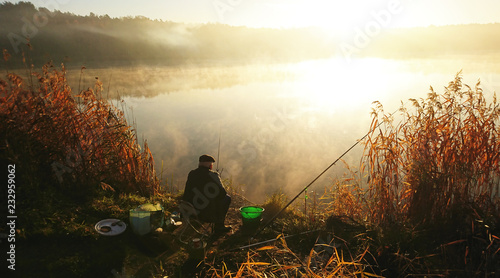 Amatorski wędkarz łowi na jesieni w jeziorze