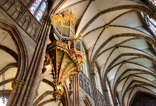 Straßburg Münster Innenansicht Kreuzrippengewölbe mit Schwalbennestorgel 