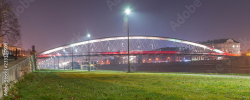 Most podświetlony na biało-czerwono