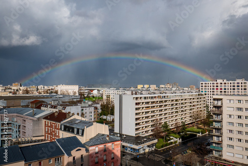 Arc en ciel complet, après l'orage, ciel bouché, au dessus de Saint-Denis 93, banlieue parisienne, rue Gabriel Péri