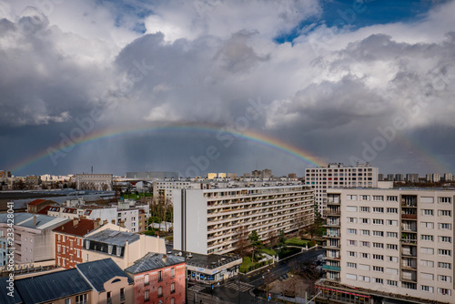 Arc en ciel complet, après l'orage, au dessus de Saint-Denis 93, banlieue parisienne, rue Gabriel Péri, horizontal