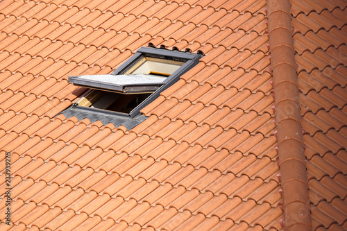 Roof with vasistas or velux windows