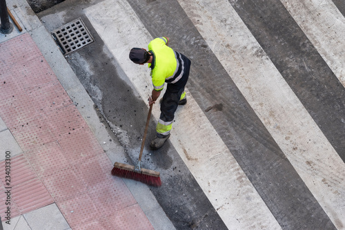 barrendero barriendo un paso de cebra