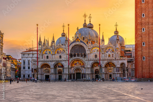 Widok bazylika Di San Marco i na piazza San Marco w Wenecja, Włochy. Architektura i punkt orientacyjny Wenecji. Sunrise gród Wenecji.