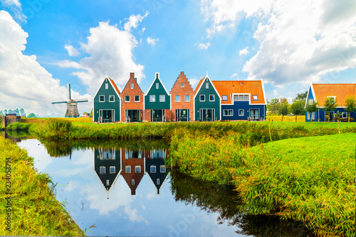 Volendam to miasto w Holandii Północnej w Holandii. Kolorowe domy parku morskiego w Volendam. Holandia Północna, Holandia ..