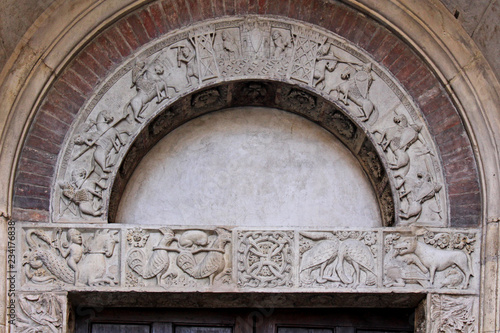 Duomo di Modena; architrave e arco del portale settentrionale (Porta della Pescheria)