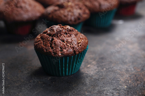 Muffinki czekoladowe. Domowe czekoladowe ciasteczka na ciemnym stole.