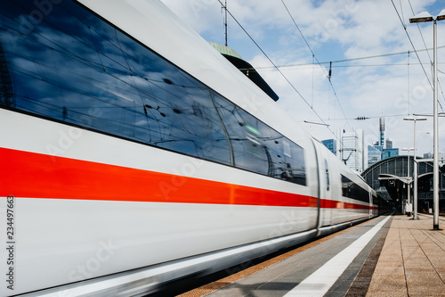 Zug fährt in den Frankfurter Bahnhof ein 