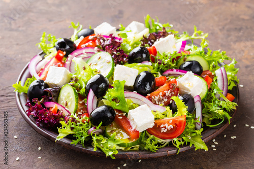 Sałatka grecka ze świeżymi warzywami i serem feta