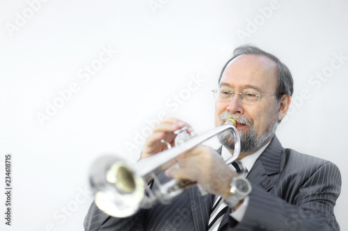 Portrait of a musician playing the trumpet.