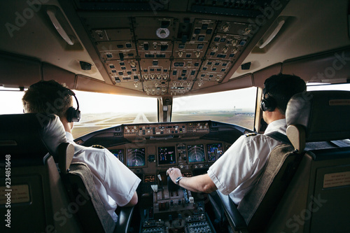 Piloten bei der Arbeit im Airliner cockpit